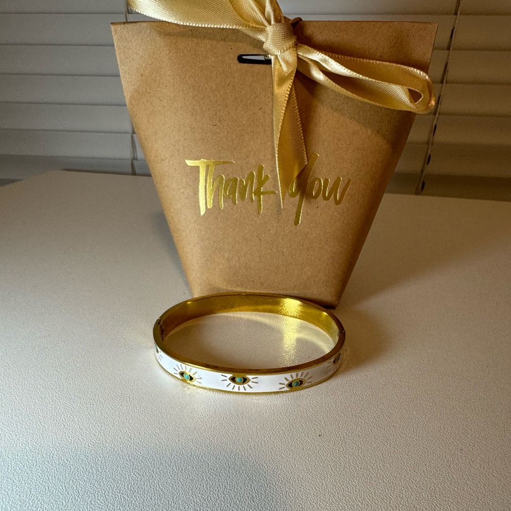 Nice bracelet with a very nice print